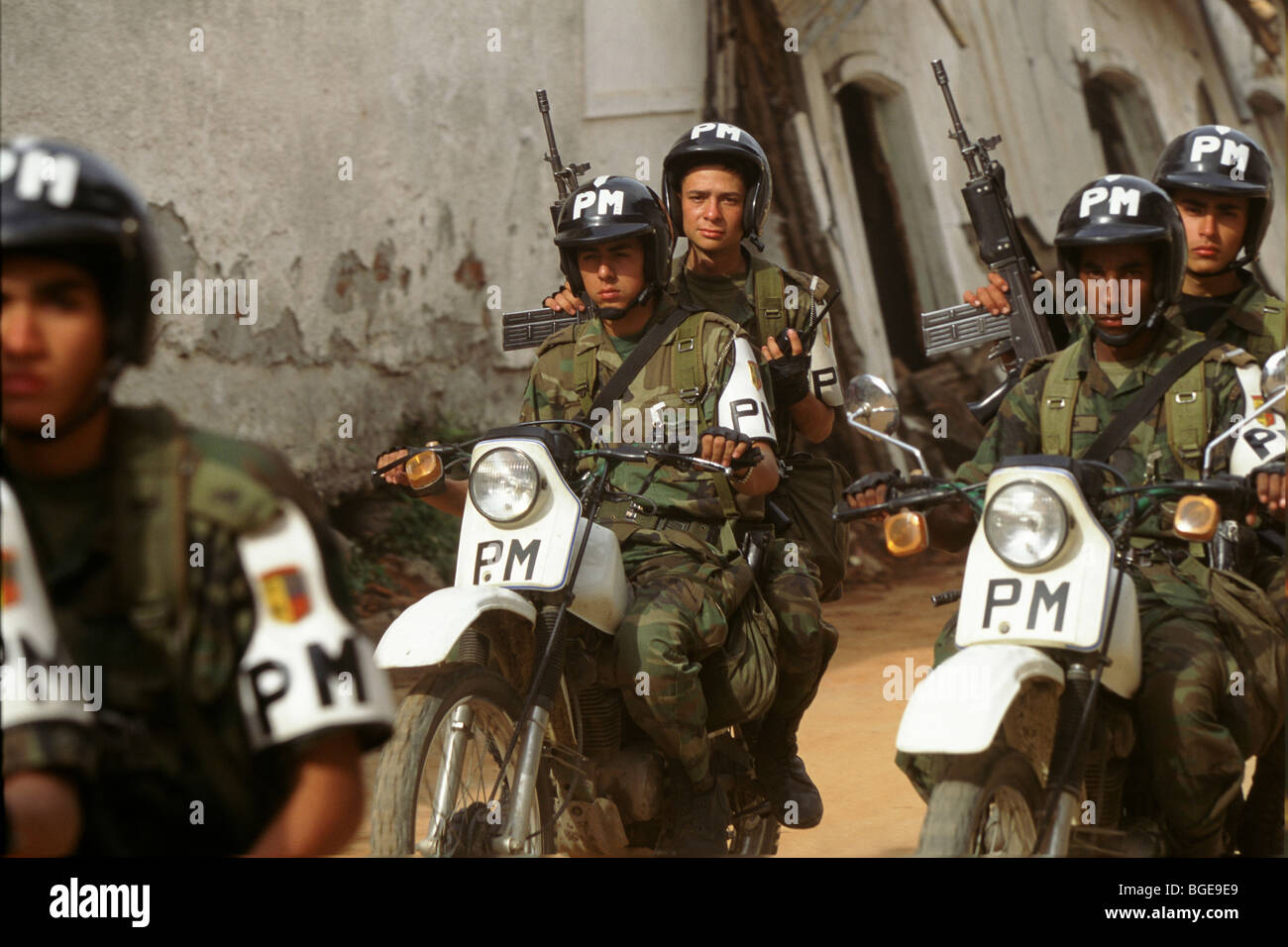 Le séisme de 1999 en Colombie a été le plus violent à frapper la Colombie depuis 16 ans. L'arrivée de la police militaire pour freiner le pillage. Banque D'Images