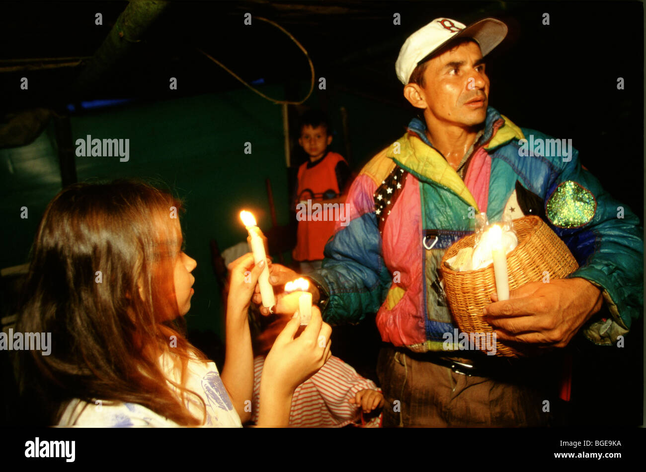 Le tremblement de terre de 1999 en Colombie a été le plus fort à frapper la Colombie depuis 16 ans. Distribuer des bougies la nuit car il n'y a pas d'électricité. Banque D'Images
