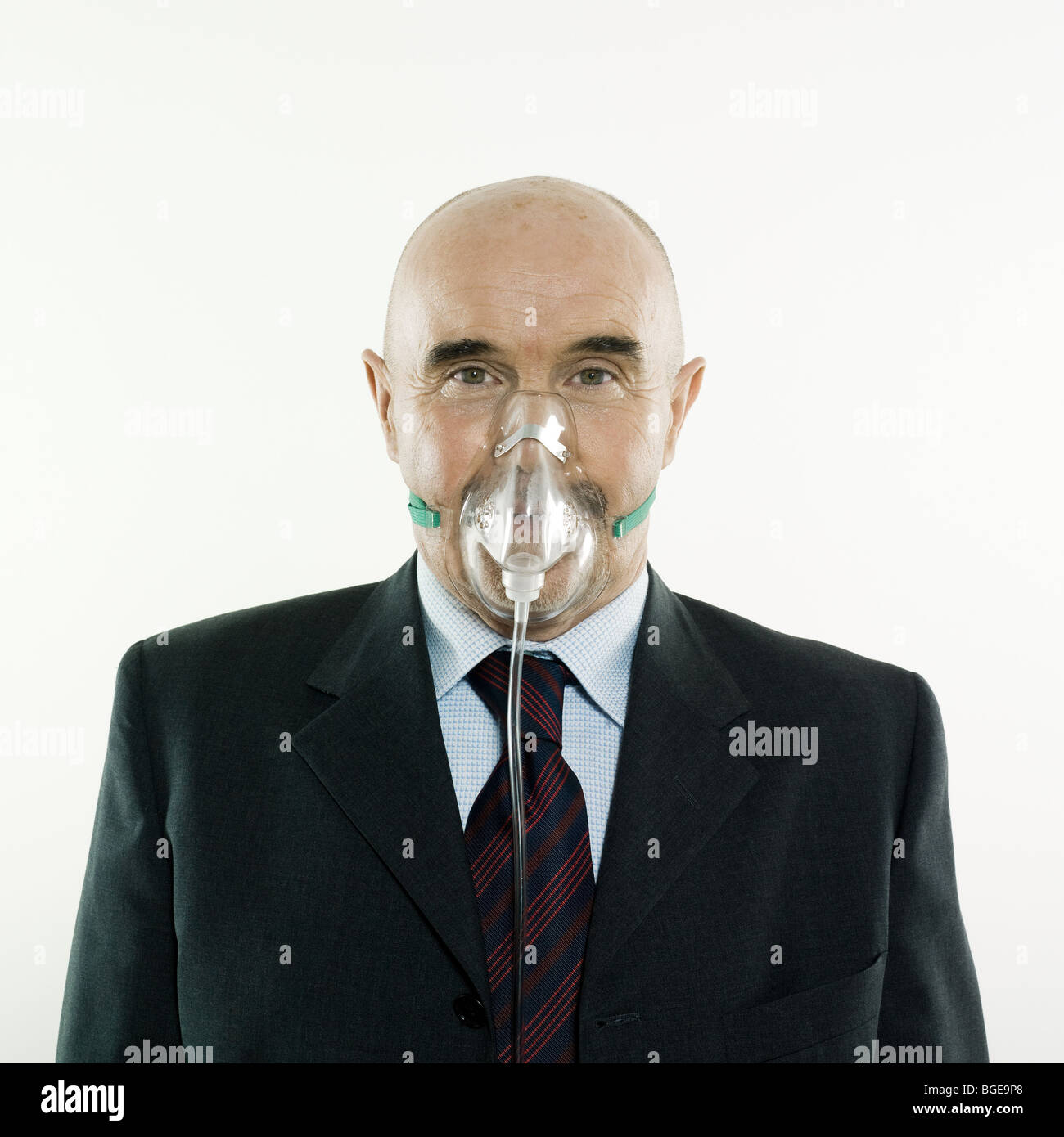 Studio portrait man wearing oxygen mask Banque D'Images