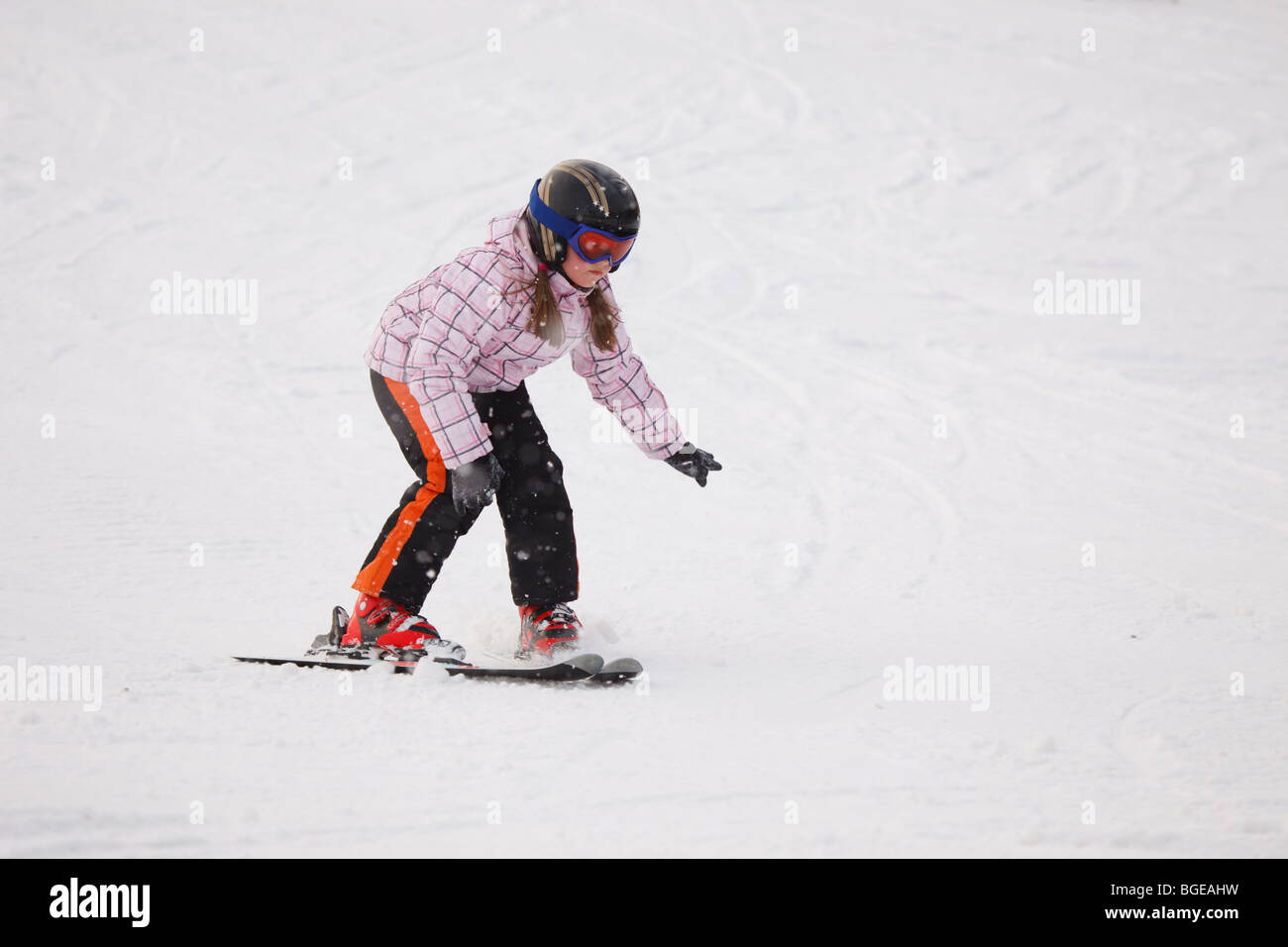 Petite fille apprendre le ski alpin Banque D'Images