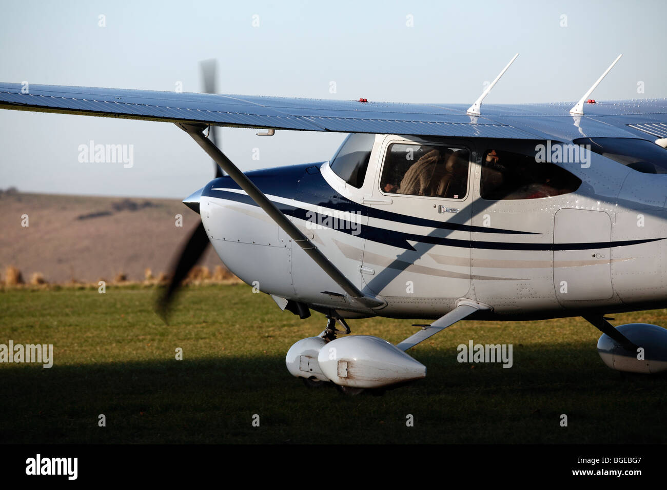 Un Cessna C172 210m le jour de l'an à Compton Abbas airfield dans le Dorset en Angleterre Banque D'Images Un Cessna C172 210m le jour de l'an à Compton Abbas airfield dans le Dorset en Angleterre Banque D'Images