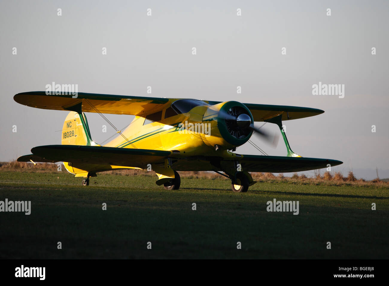 Beech D17S Staggerwing N18028 le jour de l'an à Compton Abbas airfield dans le Dorset en Angleterre Banque D'Images