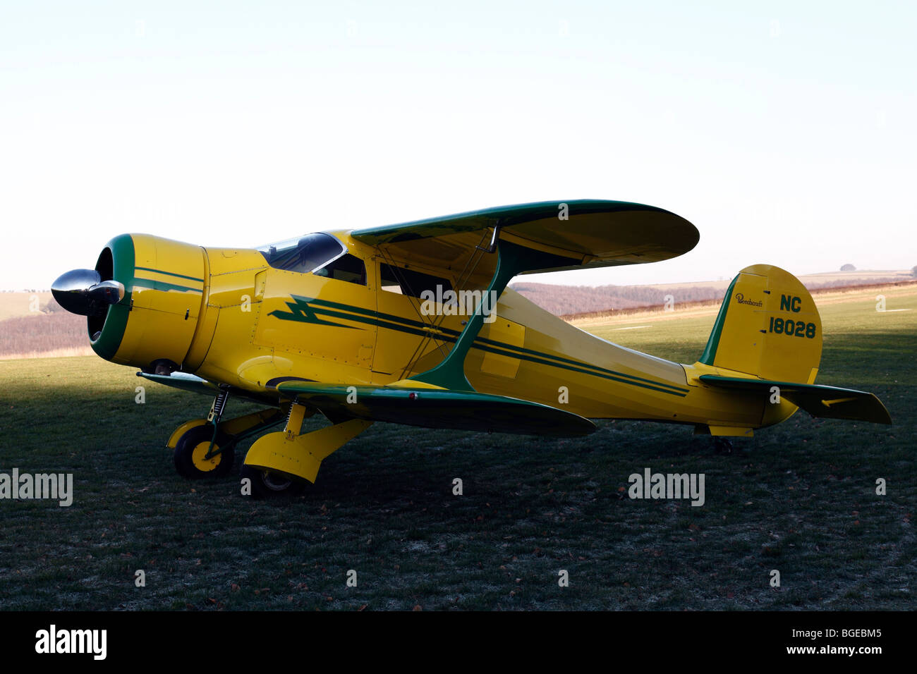 Beech D17S Staggerwing N18028 le jour de l'an à Compton Abbas airfield dans le Dorset en Angleterre Banque D'Images