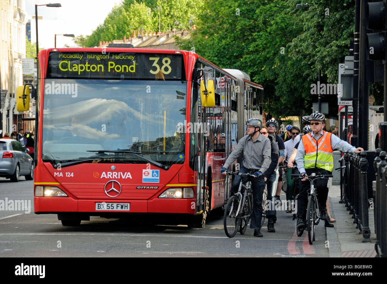 Les bus et les cyclistes l'attente aux feux de circulation, Angel Islington Londres Angleterre Royaume-uni Banque D'Images