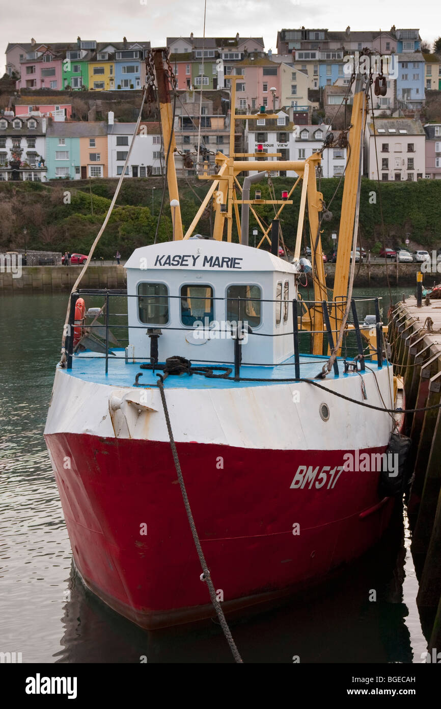 'Petit chalutier de pêche commerciale' jusqu'à Brixham harbour amarrés Banque D'Images