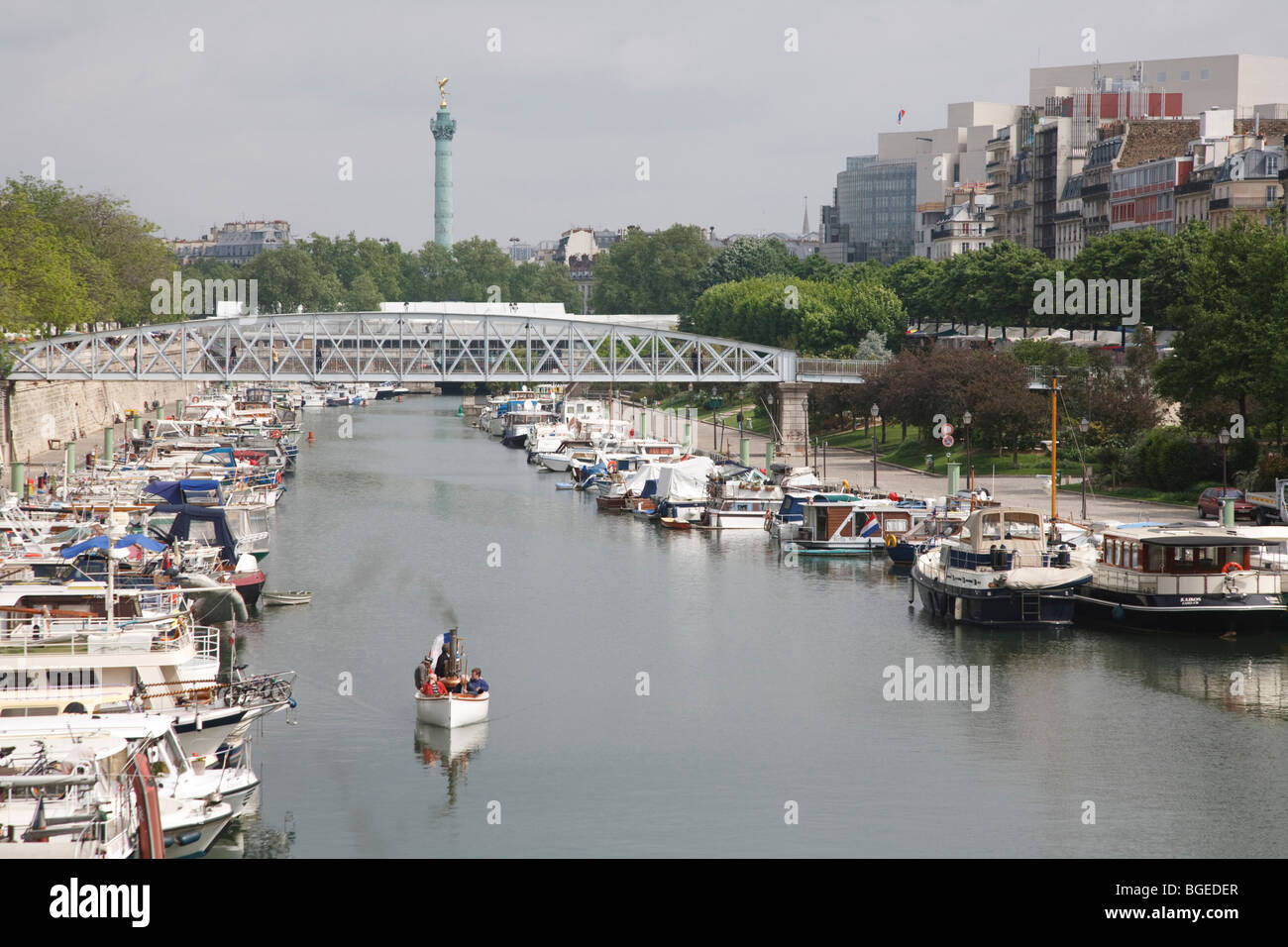 Bateau à vapeur traditionnel dans le Port de l'Arsenal à Paris, France Banque D'Images