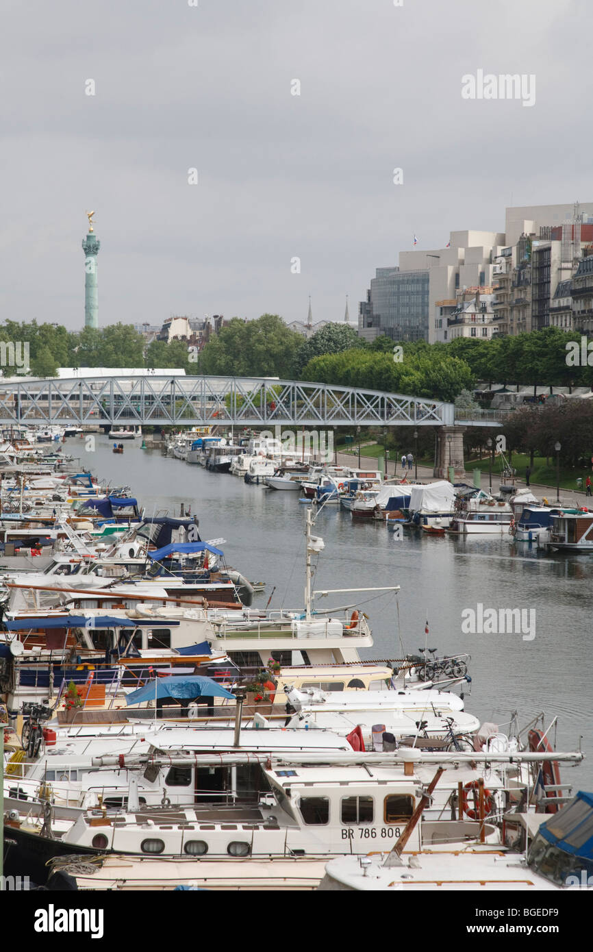 Les bateaux de plaisance amarrés dans le Port de l'Arsenal près de la Place de la Bastille, Paris, France Banque D'Images