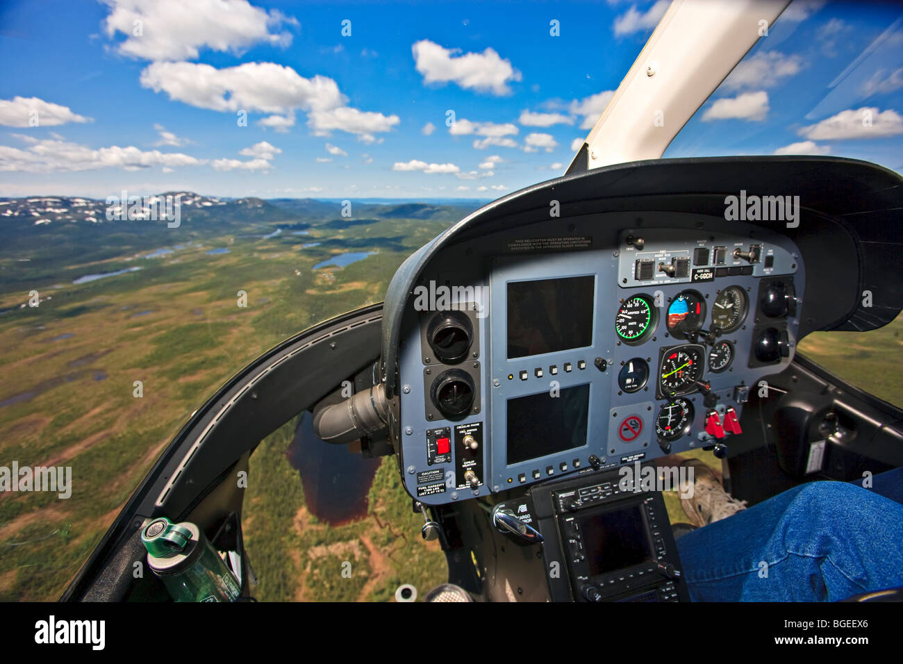 Darin Argent, pilote d'un hélicoptère Bell 427 pour l'Rifflin Lodge l'attelage sur la rivière Eagle, dans le sud du Labrador, Labrador, Terre-Neuve Banque D'Images