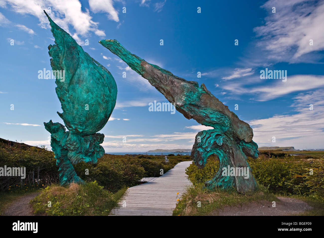 Sculpture en bronze intitulée 'réunion de deux mondes' dévoilé le 5 juillet 2002 à L'Anse aux Meadows, lieu historique national du Canada Banque D'Images