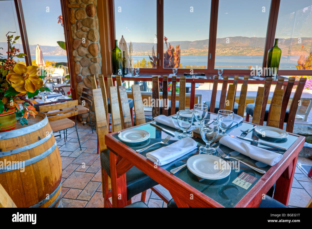 Réglage de la table au Sunset Bistro de l'organique Summerhill Pyramid Winery, un vignoble certifié biologique, Kelowna, Okanagan, Br Banque D'Images