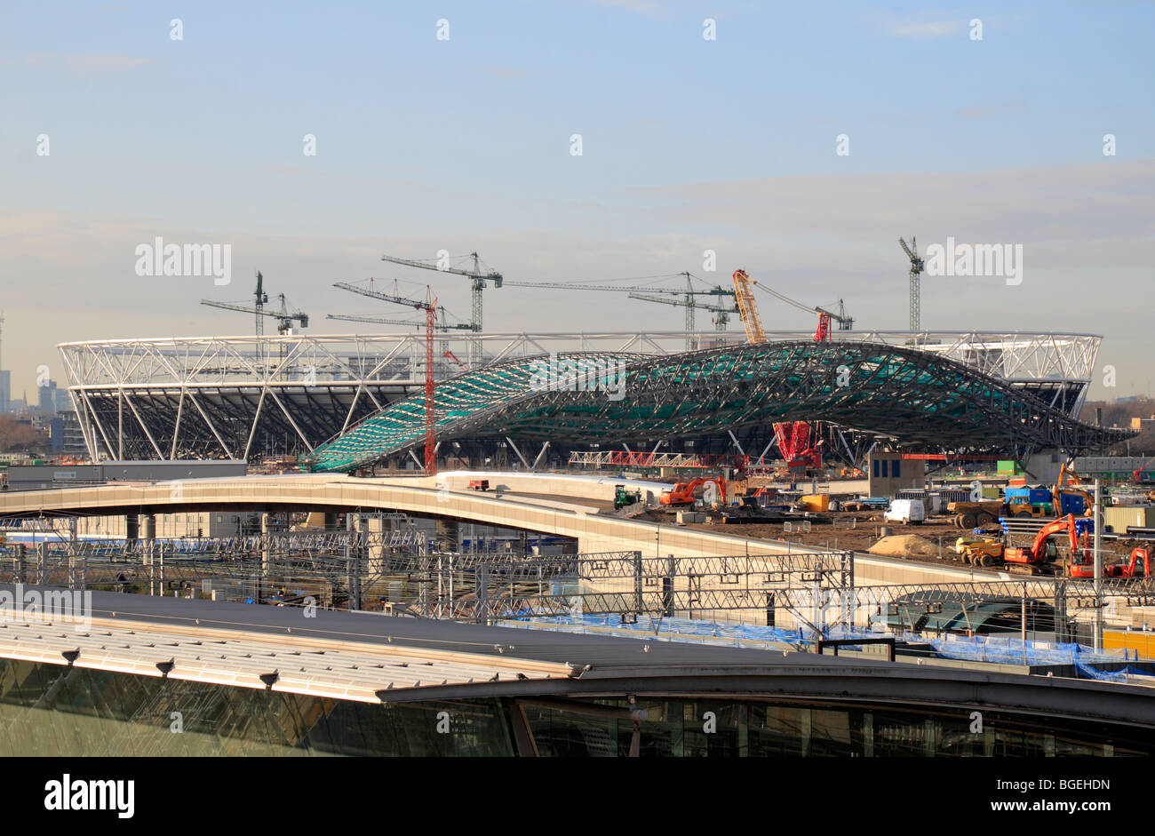 Vue depuis près de la gare de Stratford vers l'ATHLÉTISME et natation Stades Olympiques de 2012 à Londres au site (Jan 2010) Banque D'Images