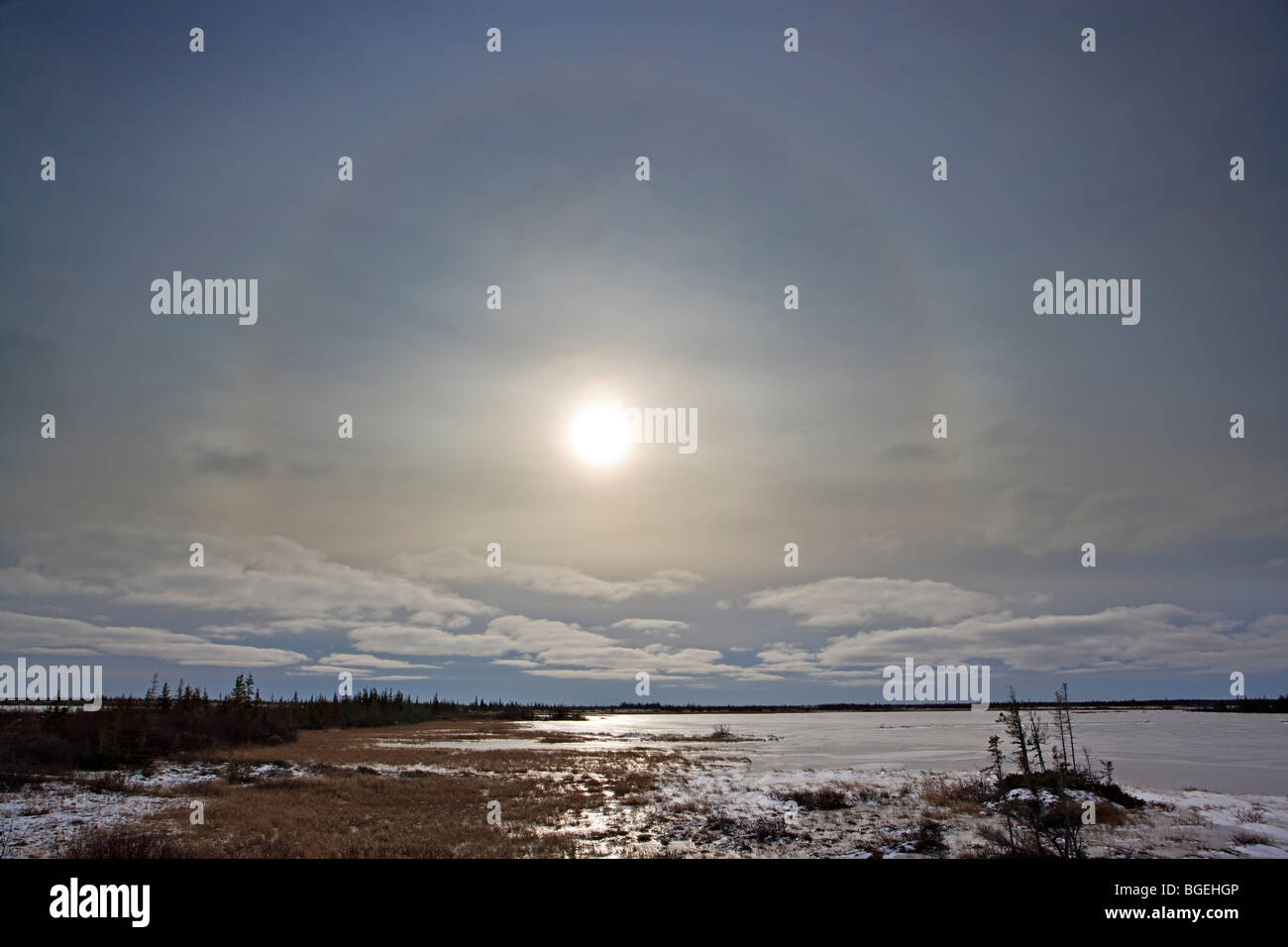 Halo autour du soleil sur le lac d'Iwago, Churchill Wildlife Management Area, Churchill, Manitoba, la baie d'Hudson, au Canada. Banque D'Images