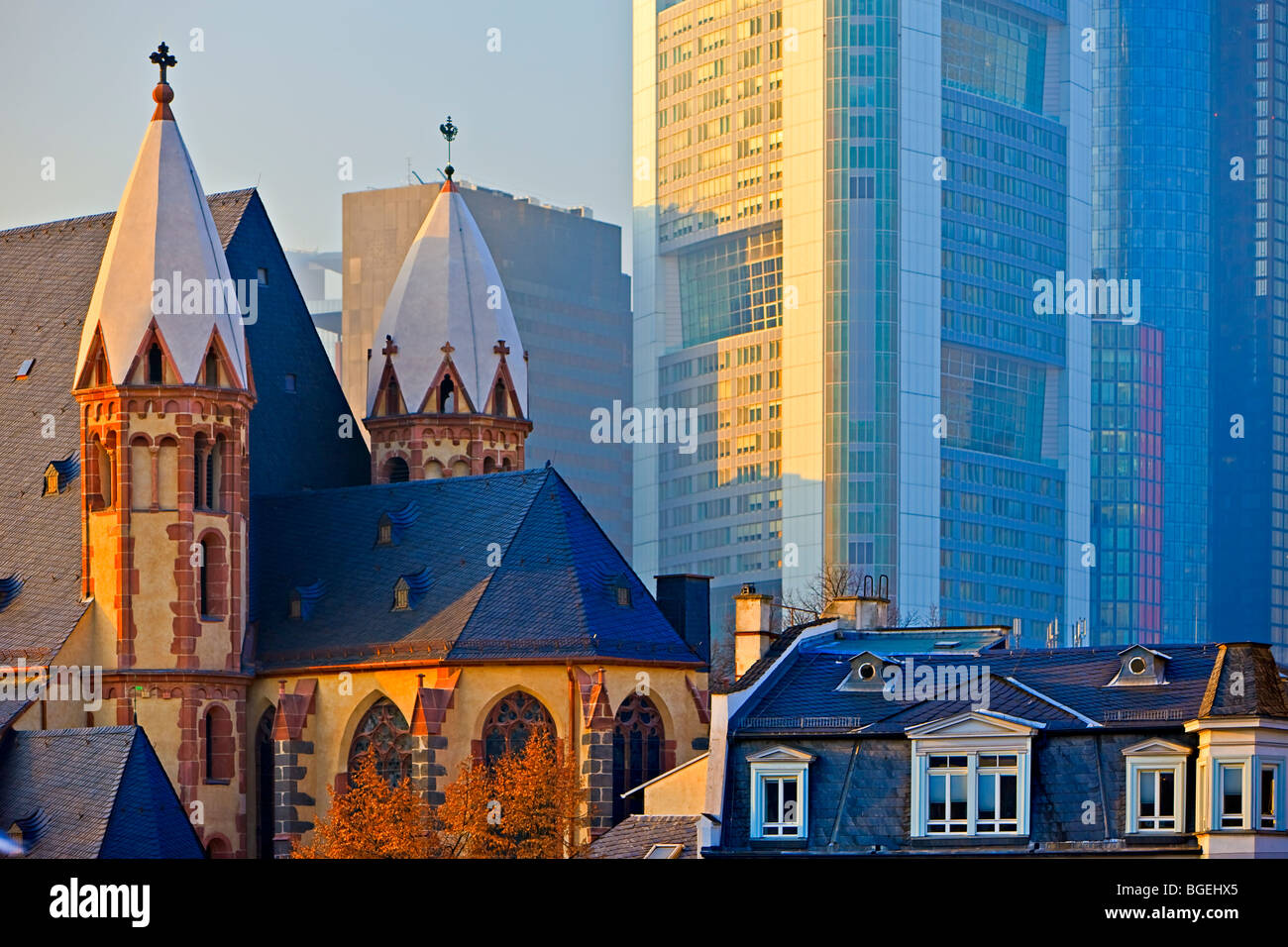 Leonardikirche, la plus ancienne église dans le centre-ville de Francfort, entouré de bâtiments modernes, Francfort, Hesse, Allemagne, Europe. Banque D'Images