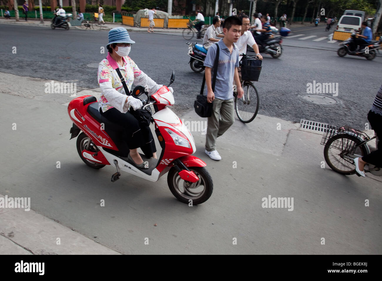 Cyclomoteur rider avec masque à Shanghai Banque D'Images