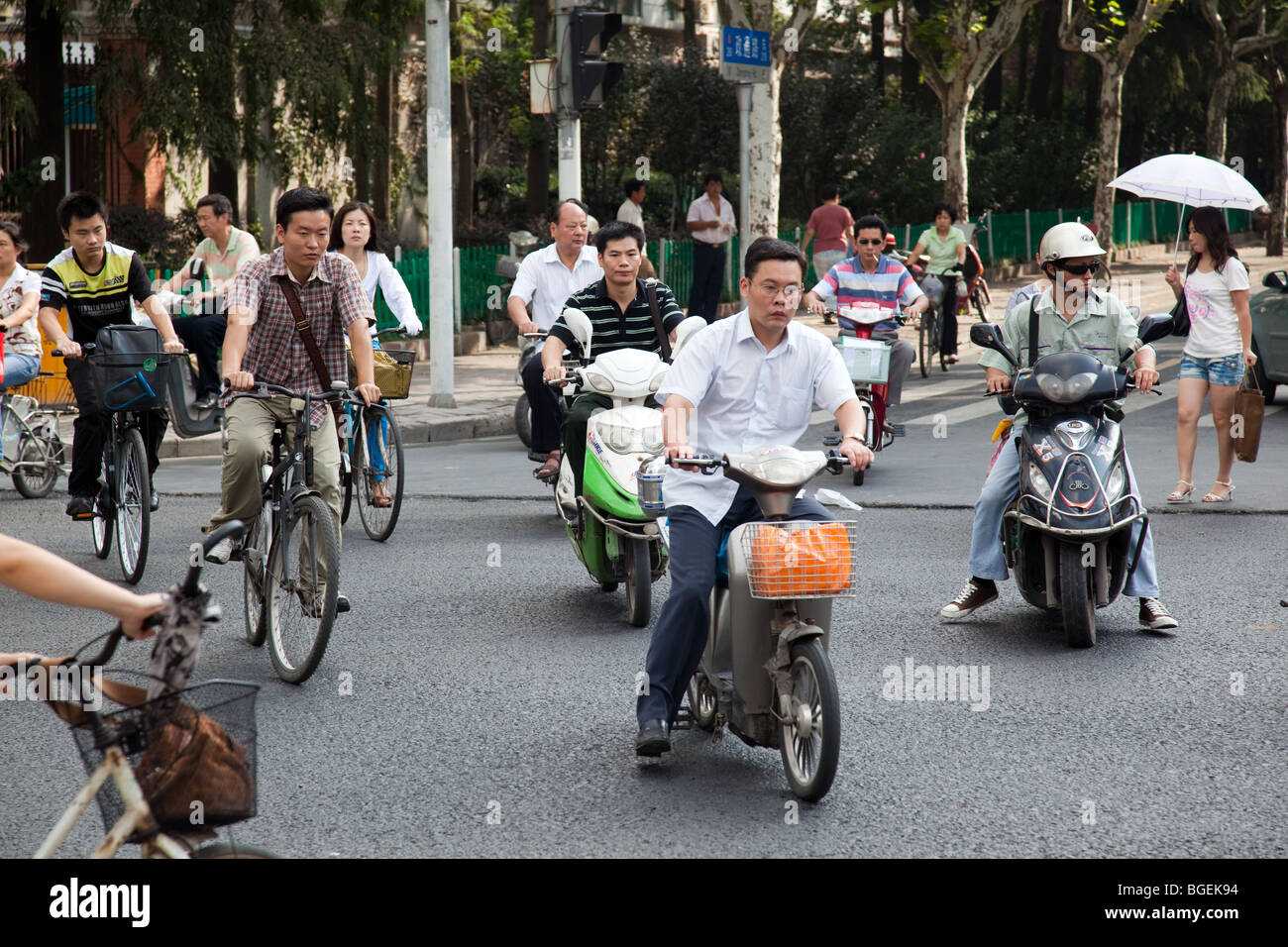 Les cyclomotoristes et les cyclistes à Shanghai Banque D'Images