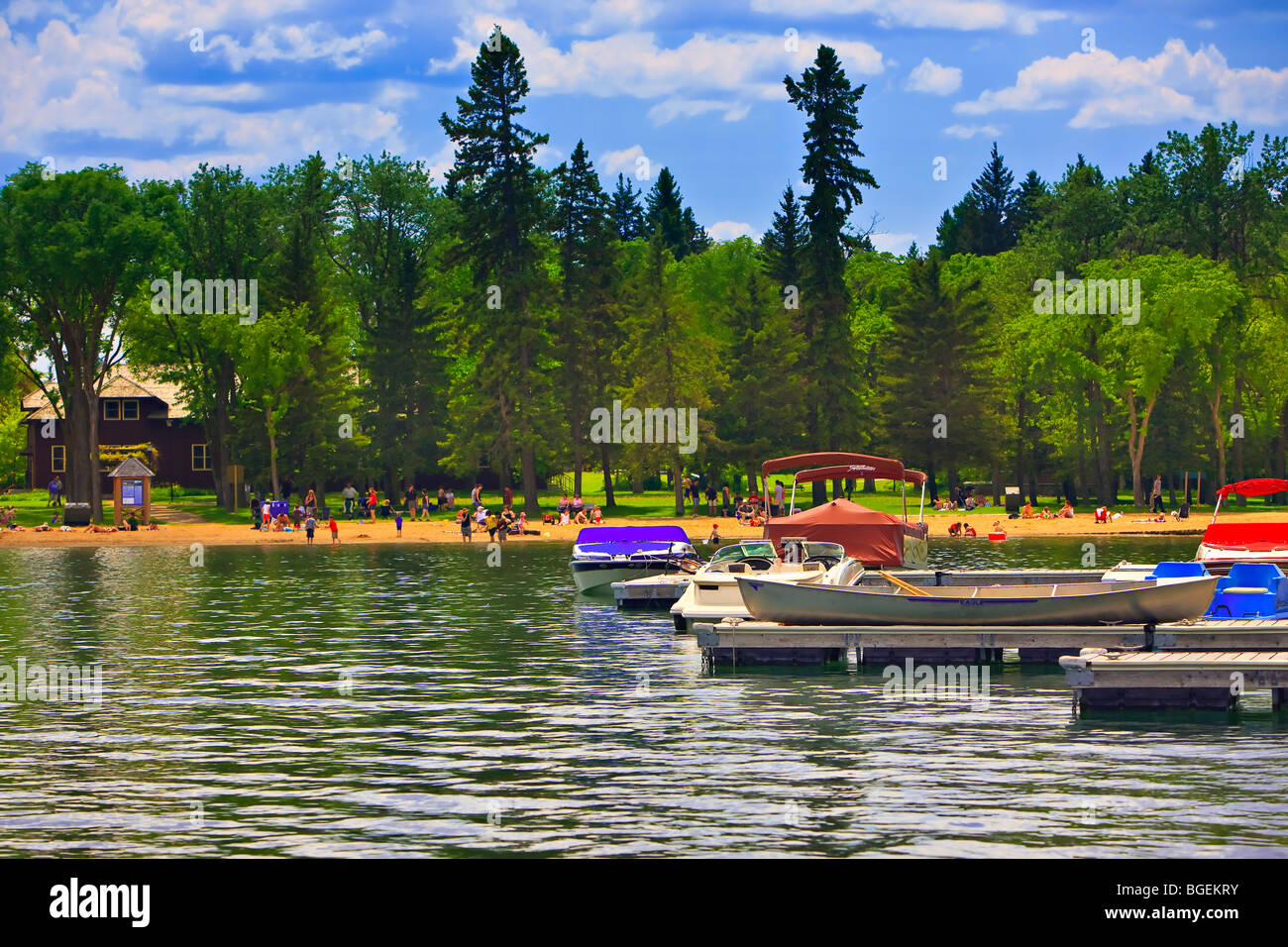 Les vacanciers se détendre sur la plage de sable du lac Clear à Wasagaming, Parc national du Mont-Riding, Manitoba, Canada. Banque D'Images