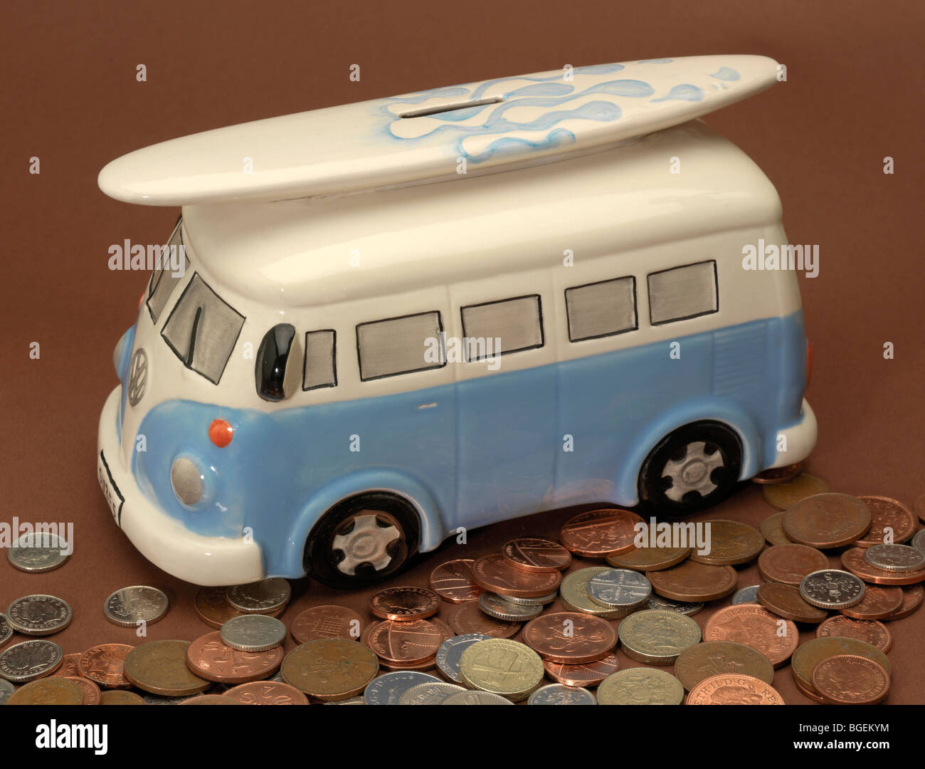 De l'argent fort dans la forme d'un camping-car VW avec des pièces. Banque D'Images