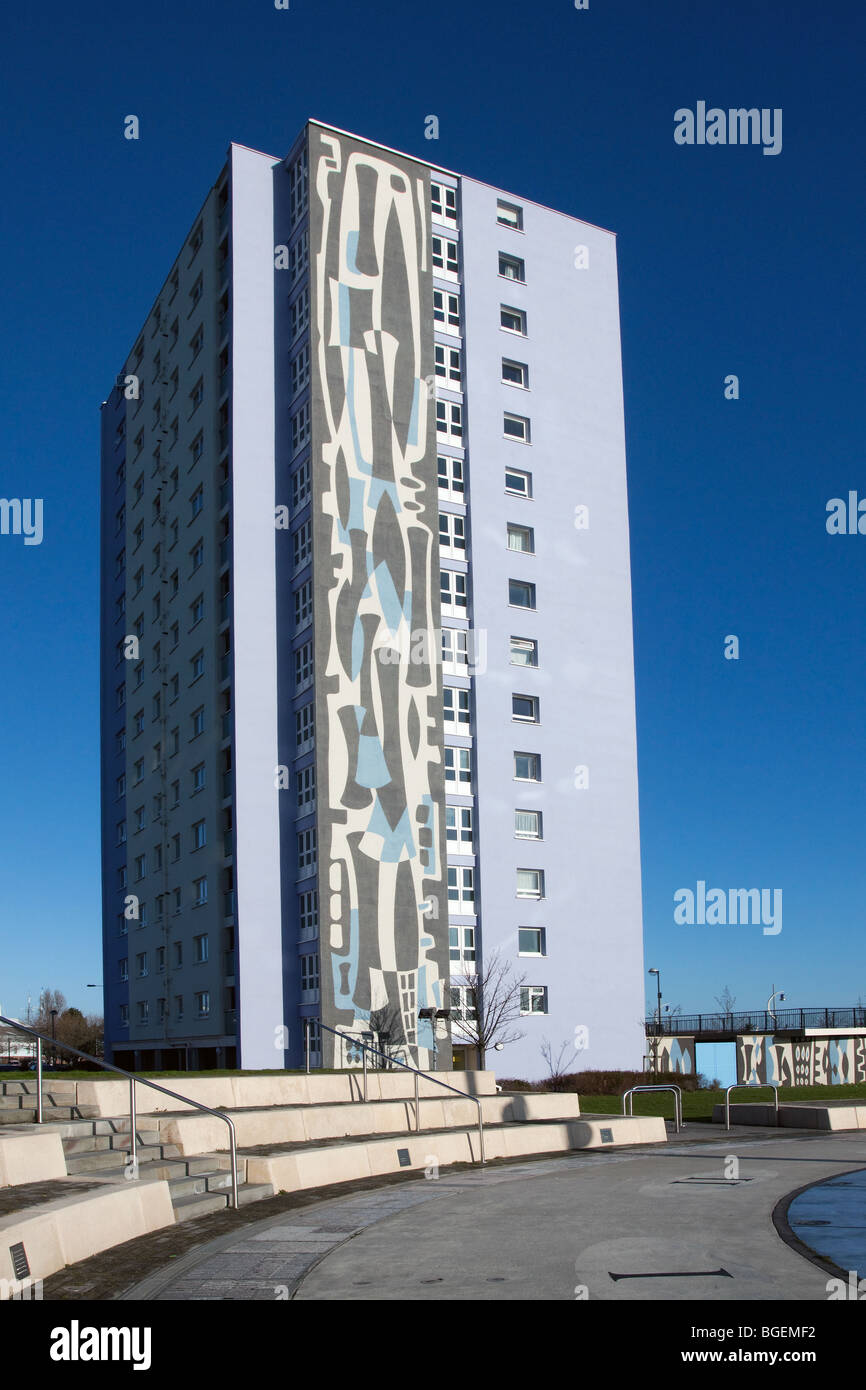 Une tour de couleur bloc d'appartements sur le Hampshire Gosport en Angleterre Waterfron Banque D'Images