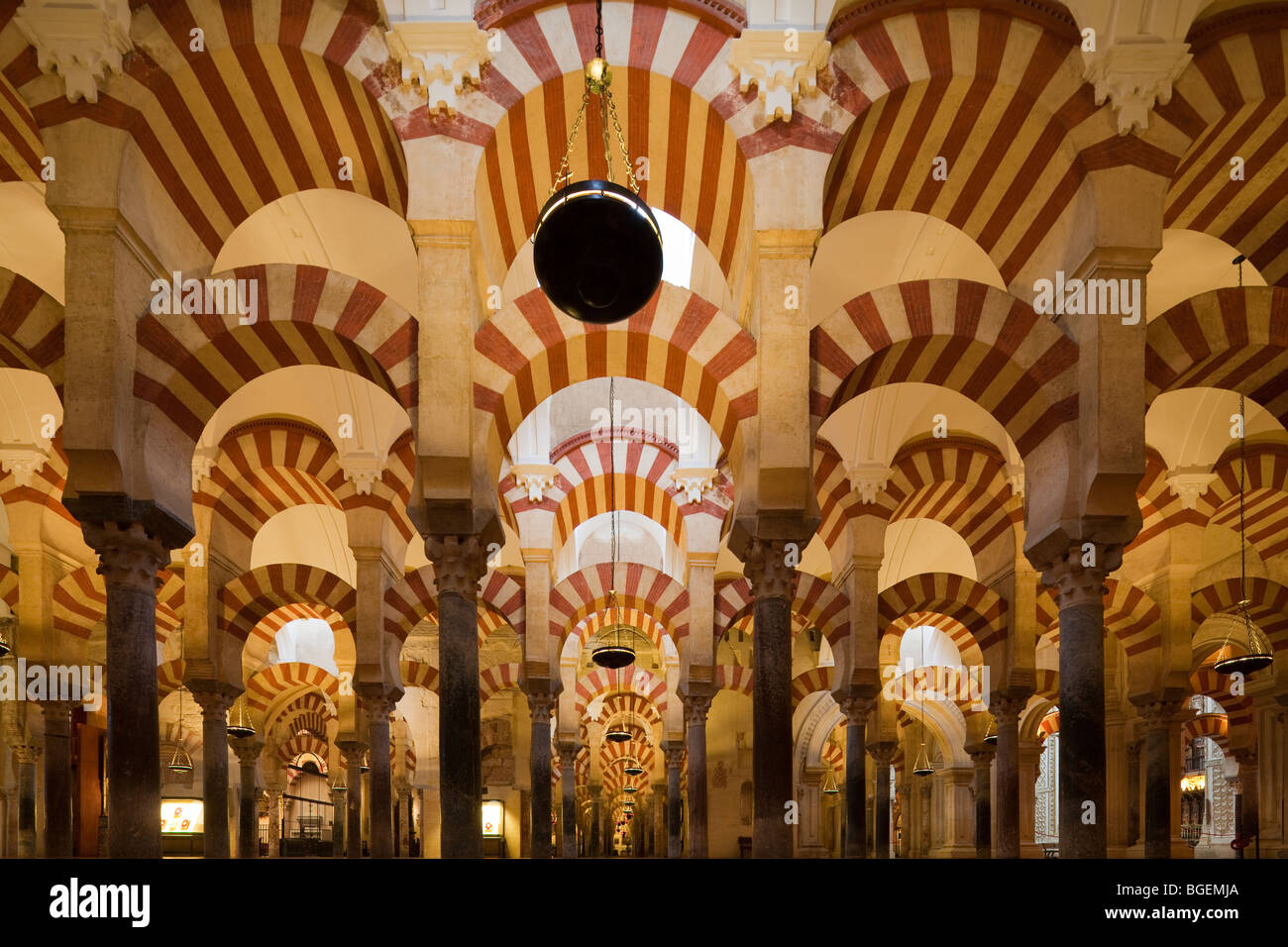 Arcades de salle de prière, la Grande Mosquée de Cordoue, Andalousie, Espagne Banque D'Images