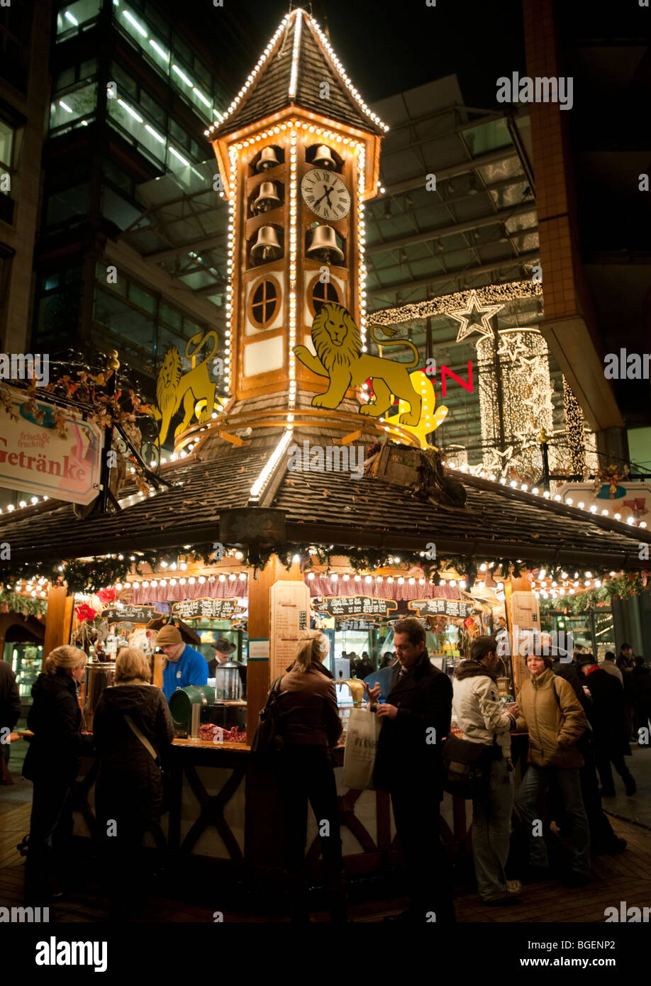 En plein air traditionnel Gluhwein bar de nuit en marché de Noël au centre de Berlin Allemagne Banque D'Images