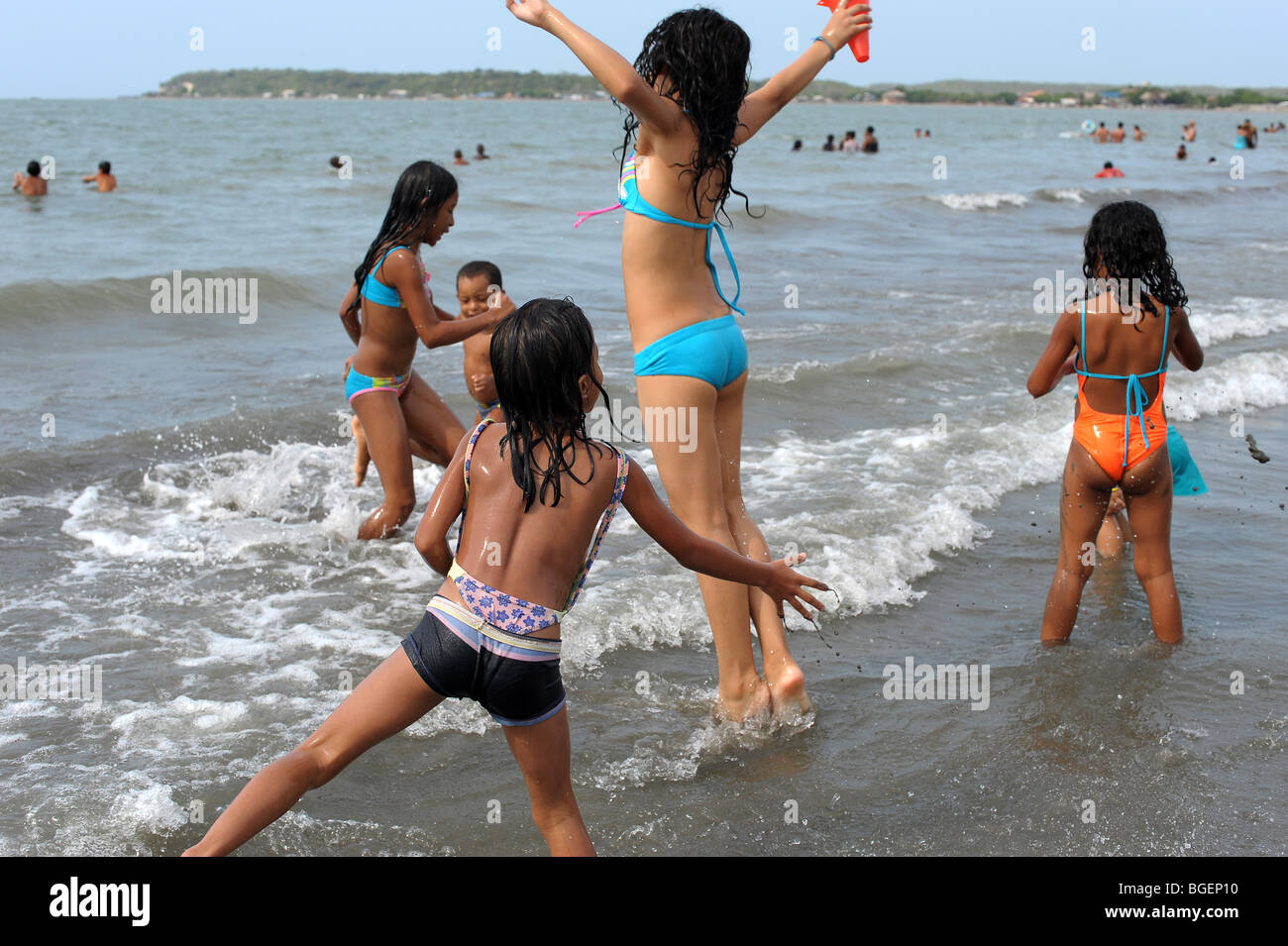 Enfants jouant dans la mer à Cartagena, Colombie, Amérique du Sud Banque D'Images