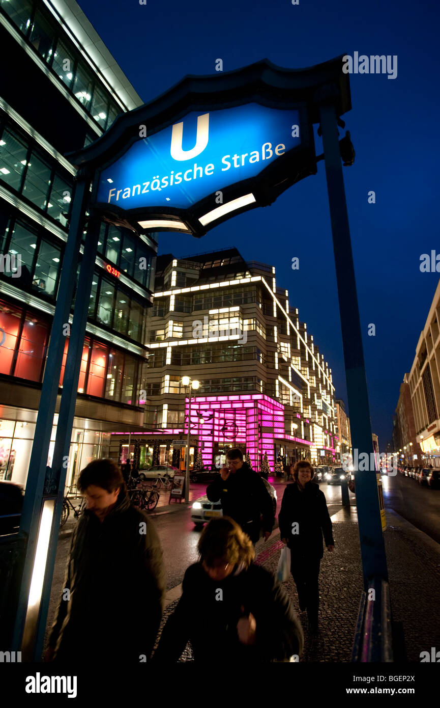 Vue de la rue Friedrichstrasse de nuit à l'entrée de métro Franzosische Strasse ststion à Mitte Berlin Allemagne Banque D'Images