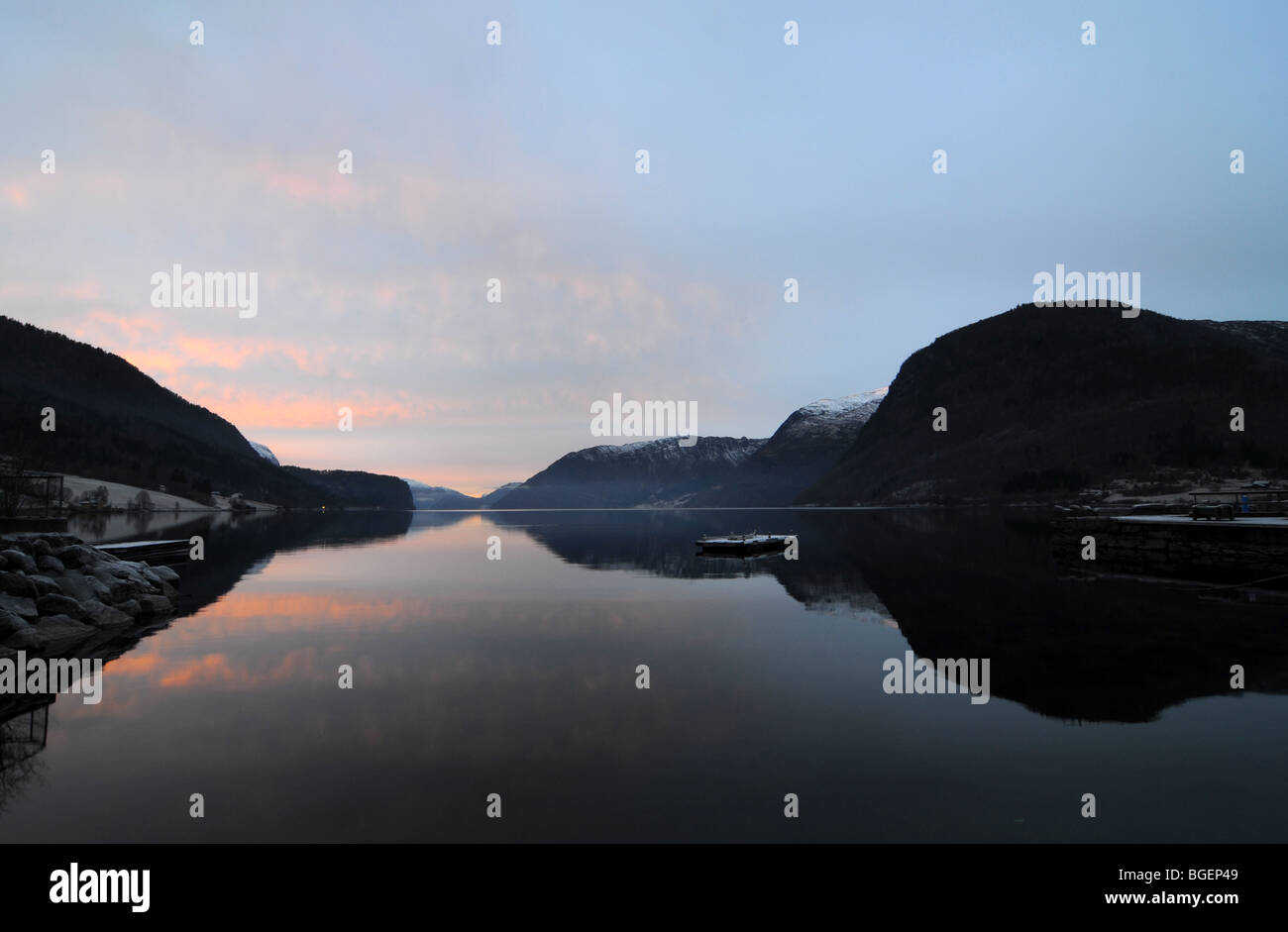 Hornindals vatnet au coucher du soleil. Le lac le plus profond de l'Europe Banque D'Images