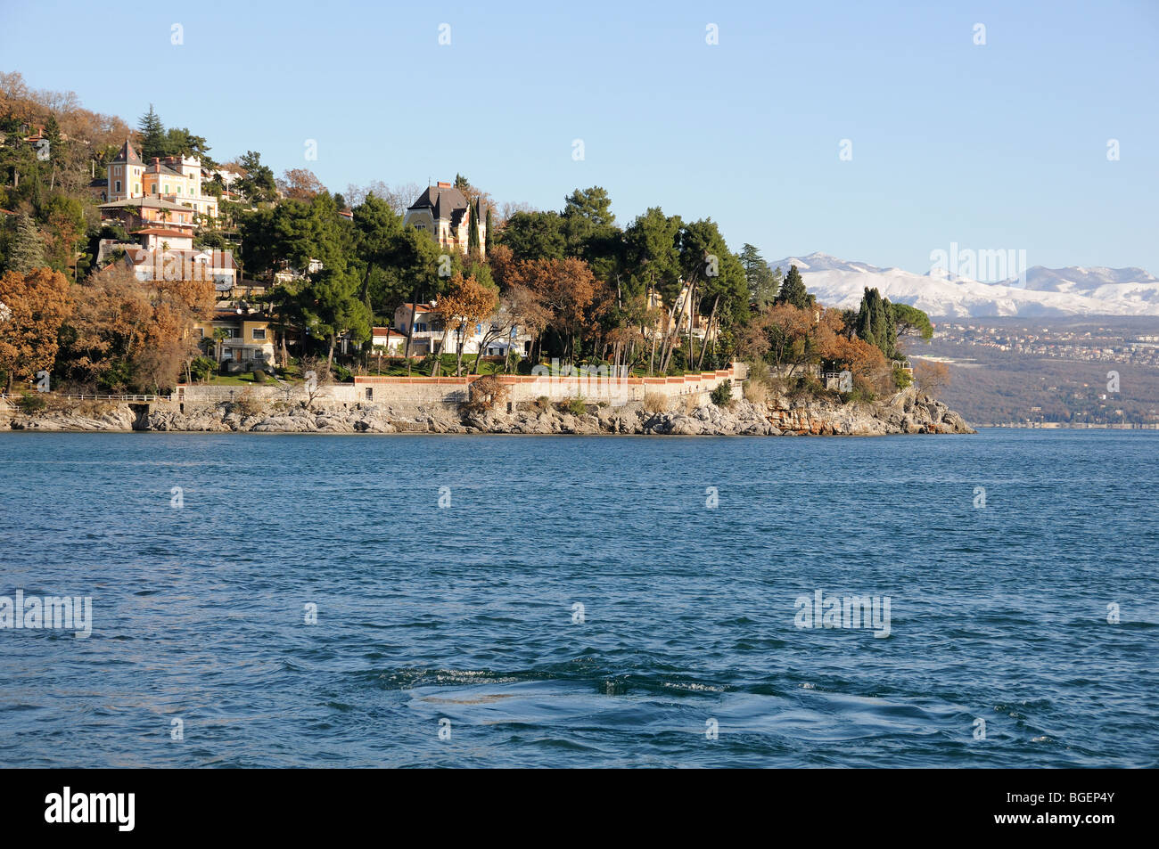 Promenade en bord de mer, Lungomare à Opatija en hiver, Croatie, Mer Adriatique, Mer Méditerranée, golfe de Kvarner Banque D'Images