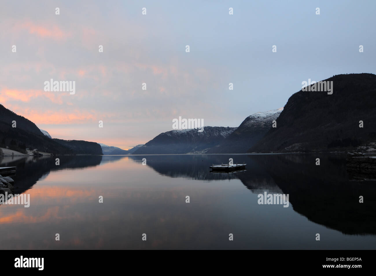 Hornindals vatnet au coucher du soleil. Le lac le plus profond de l'Europe Banque D'Images