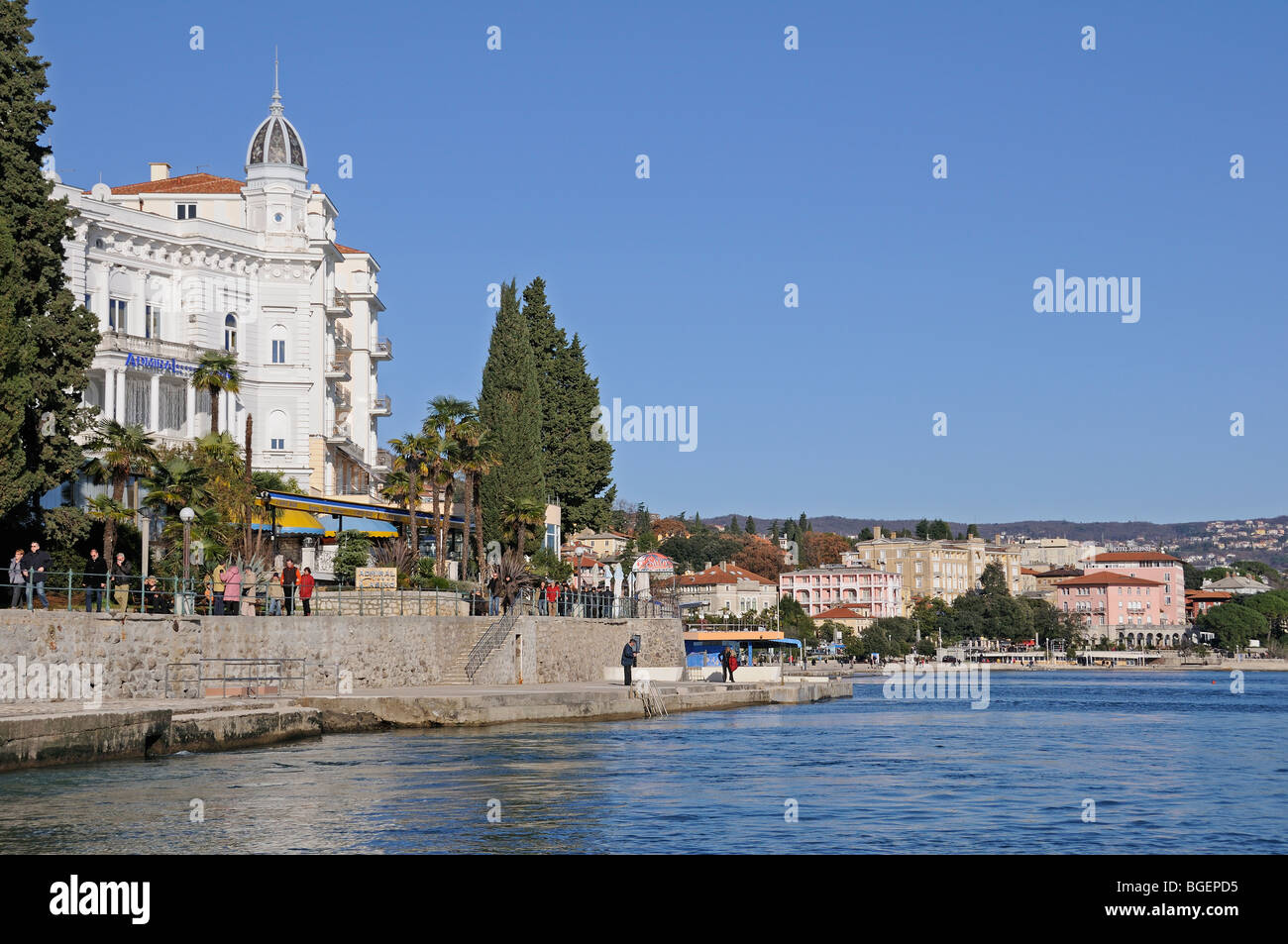 Les gens qui marchent au bord de mer, Lungomare à Opatija en hiver, en Croatie, Mer Adriatique, Mer Méditerranée, golfe de Kvarner Banque D'Images