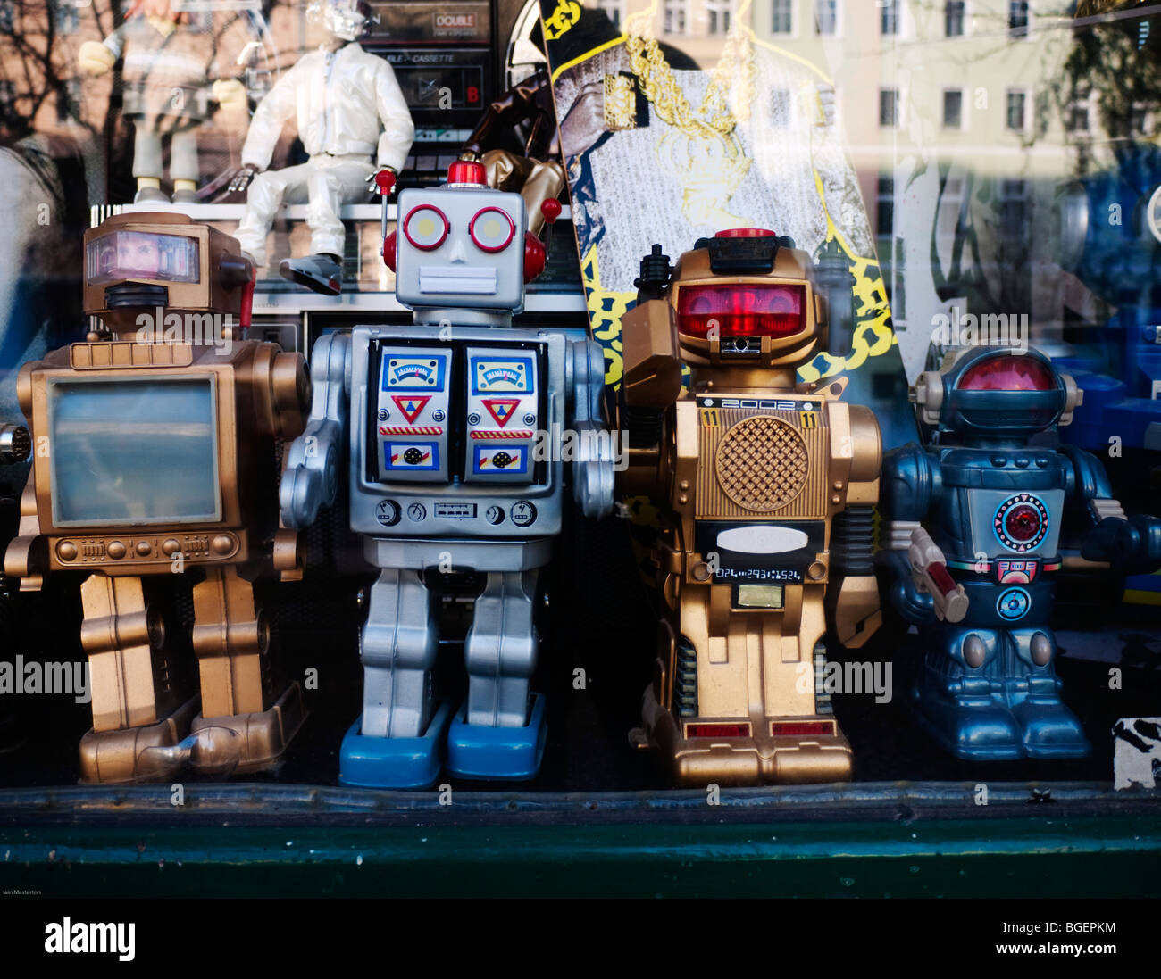 Détail de toy robots dans la fenêtre de boutique de mode tendance bohème de Prenzlauer Berg à Berlin Allemagne Banque D'Images