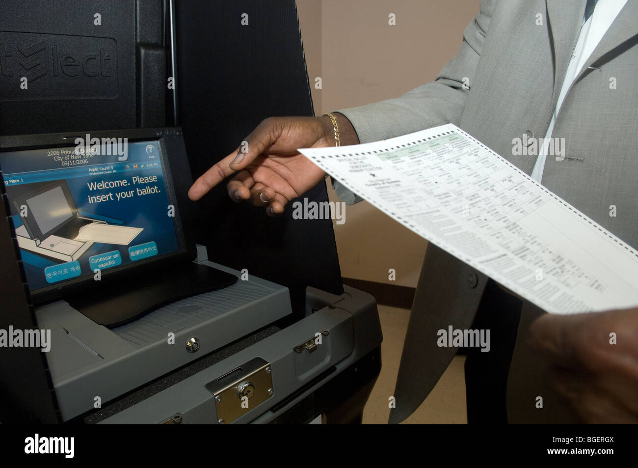 Des représentants de la société Dominion démontrer l'Imagecast Vote Tabulation cité, une machine de vote électronique Banque D'Images