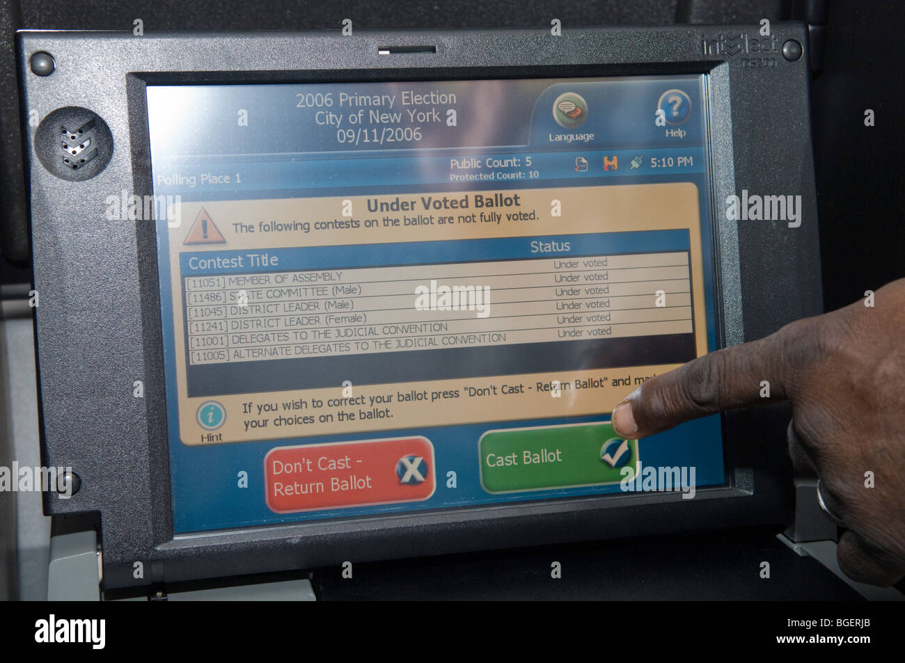 Des représentants de la société Dominion démontrer l'Imagecast Vote Tabulation cité, une machine de vote électronique Banque D'Images