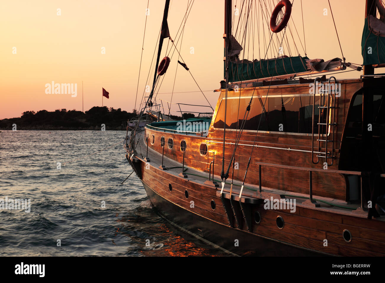 Gulet en bois amarré à Torba au coucher du soleil, Bodrum, Turquie Banque D'Images