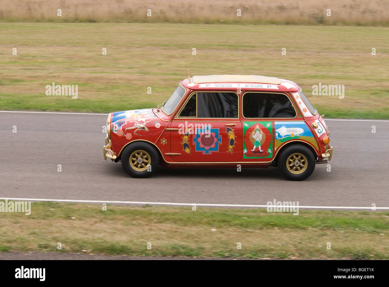Mini originale peinte comme une 'voiture' Hippy Banque D'Images