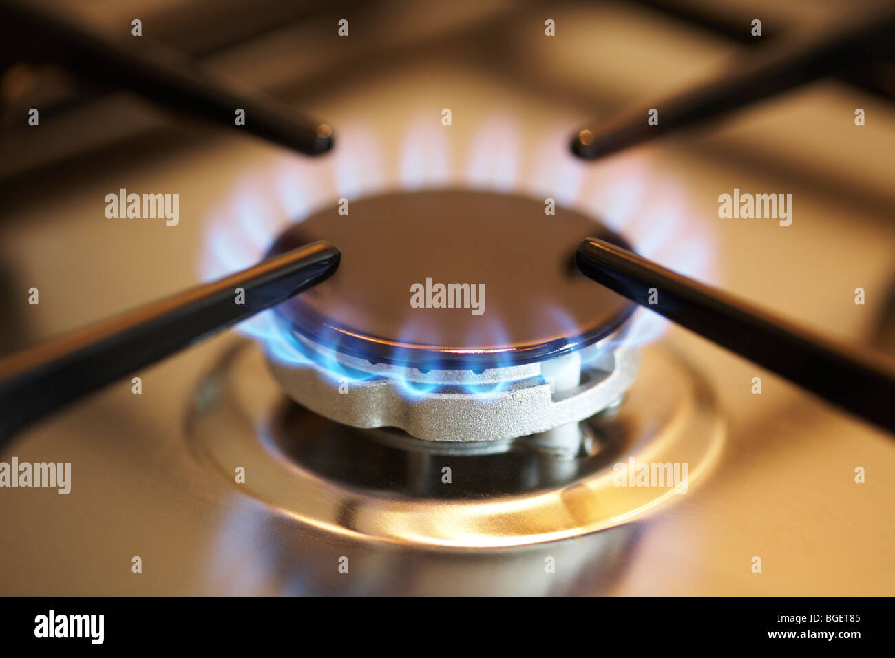 L'anneau de gaz naturel cuisine vitrocéramique brûleur descendre sur Banque D'Images