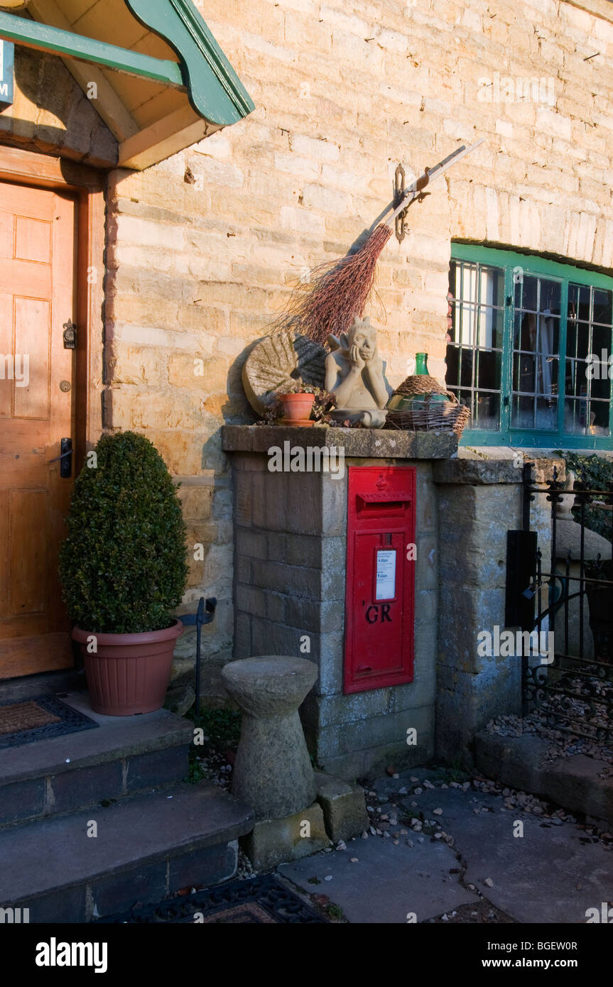 Un mur de George V boîte postale à Lower Slaughter dans les Cotswolds Banque D'Images