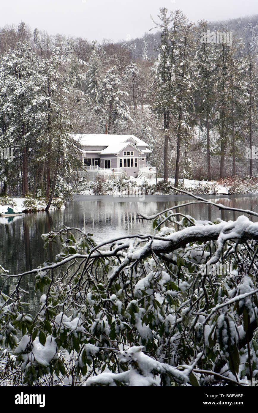 Maison vue du lac en hiver - Brevard, North Carolina USA Banque D'Images