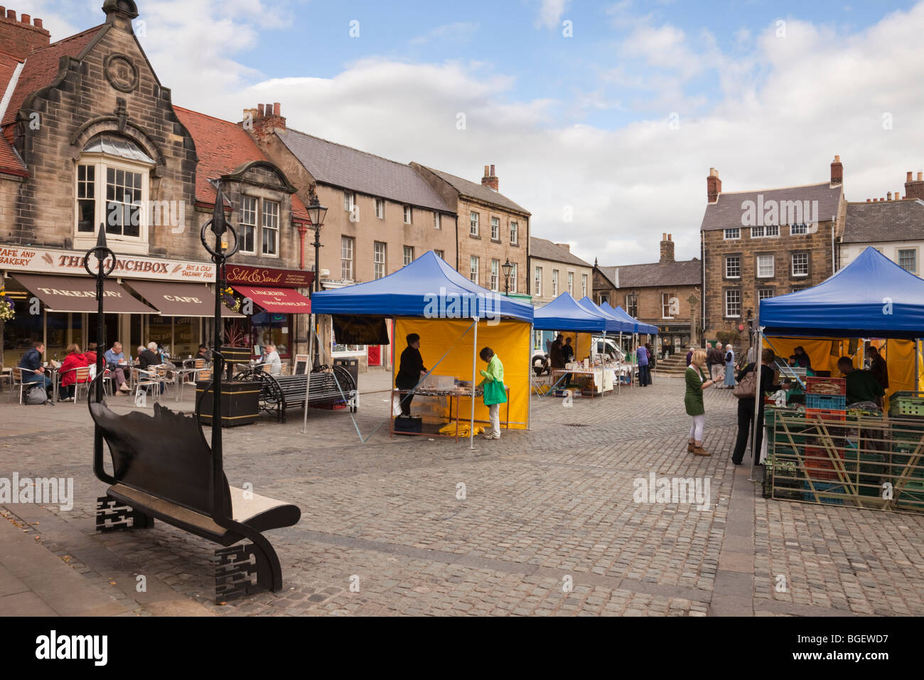 Marché de producteurs locaux en place de la ville. Place du marché, Alnwick, Northumberland, Angleterre, Royaume-Uni, Grande Bretagne. Banque D'Images