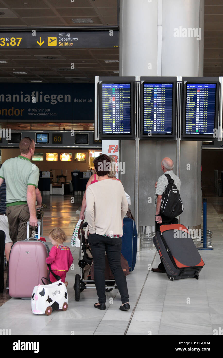 Contrôle des voyageurs des temps de vol sur les écrans de l'Aéroport Reina Sofia de Ténérife Sur Canaries Espagne Banque D'Images