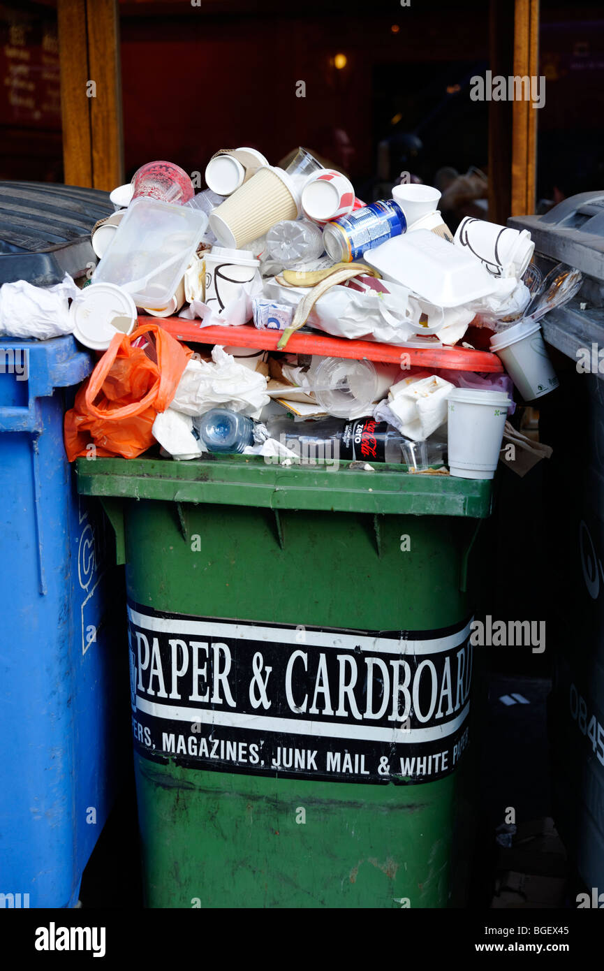 Bac de recyclage débordante avec des déchets mélangés. Londres. La Grande-Bretagne. UK Banque D'Images