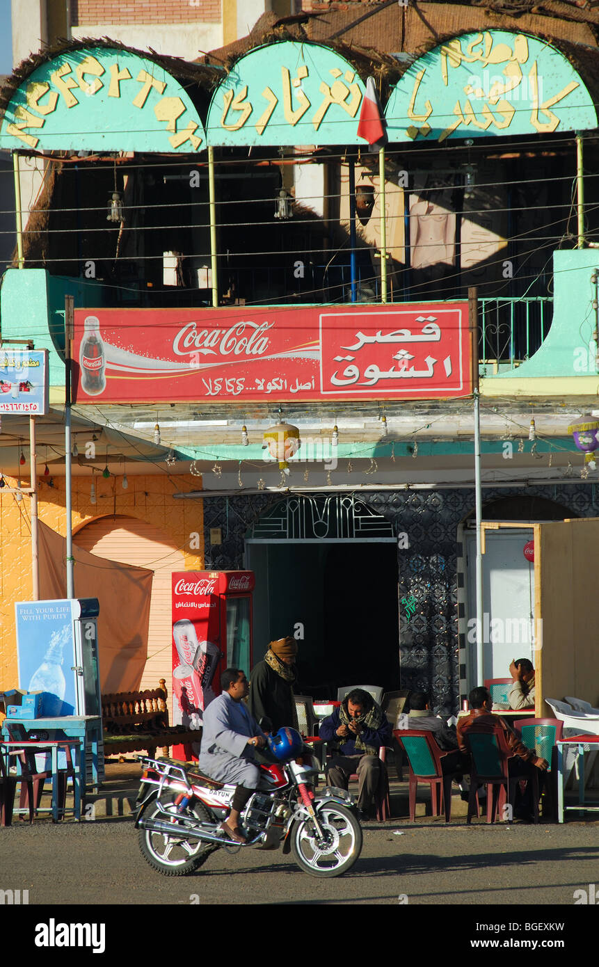 Edfou, Haute Egypte. Une scène de rue avec coffee shop par le Nil à Edfou. L'année 2009. Banque D'Images