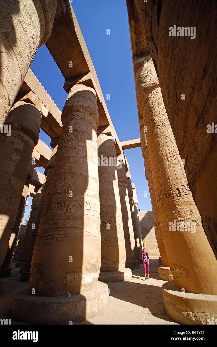 Louxor, Egypte. Colonnes de la salle hypostyle du Temple de Karnak. L'année 2009. Banque D'Images