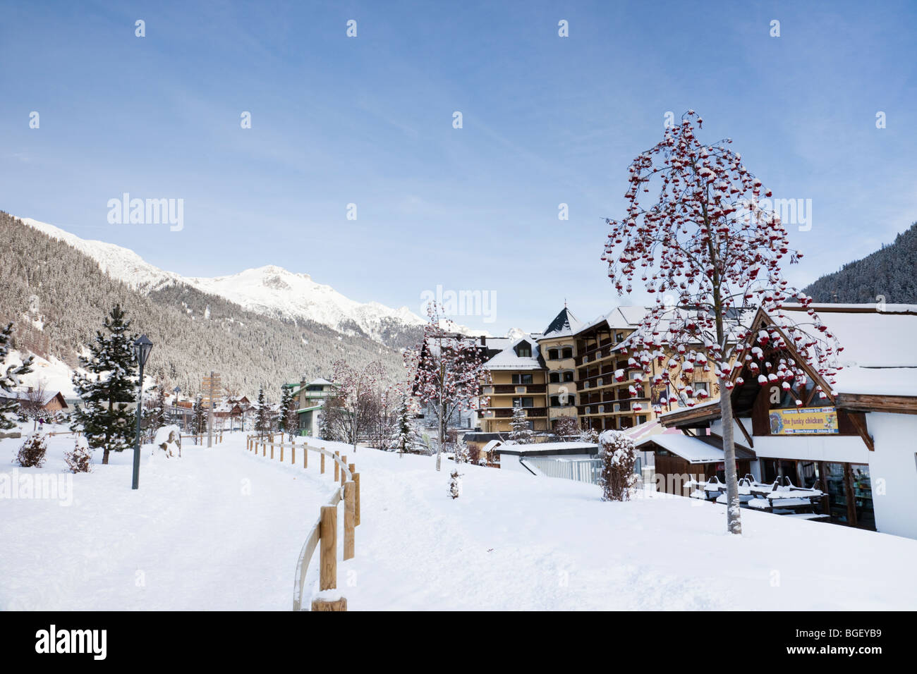 St Anton am Arlberg, Tyrol, Autriche, Europe. Centre-ville couverte de neige dans la station de ski alpin en plein hiver Banque D'Images