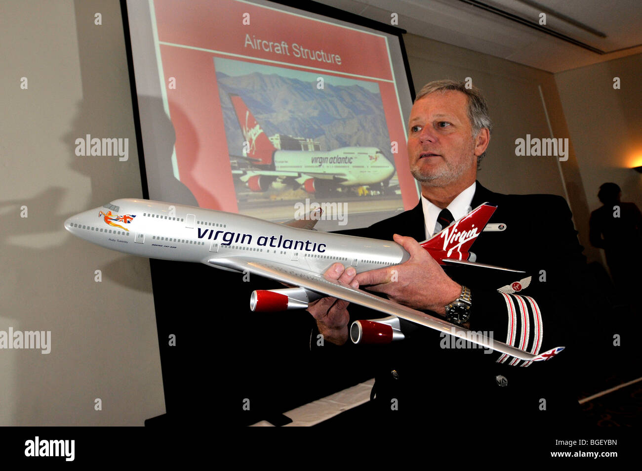 Explique pilote le fonctionnement d'un avion commercial aux participants à voler sans peur cours mis sur pied par Virgin Atlantic Banque D'Images