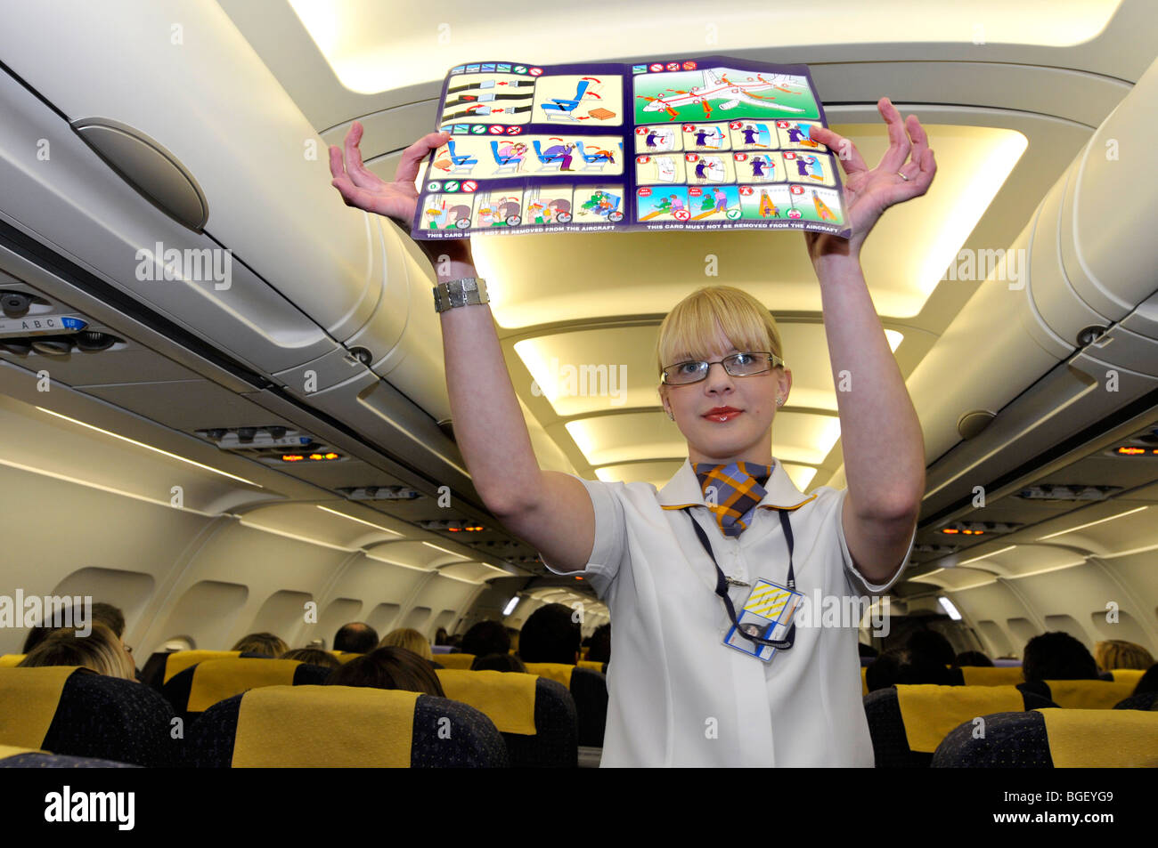 Steward de l'air explique les procédures de sécurité des passagers à bord d'un avion de ligne avant le départ, hôtesse de l'air procédure de sécurité Banque D'Images