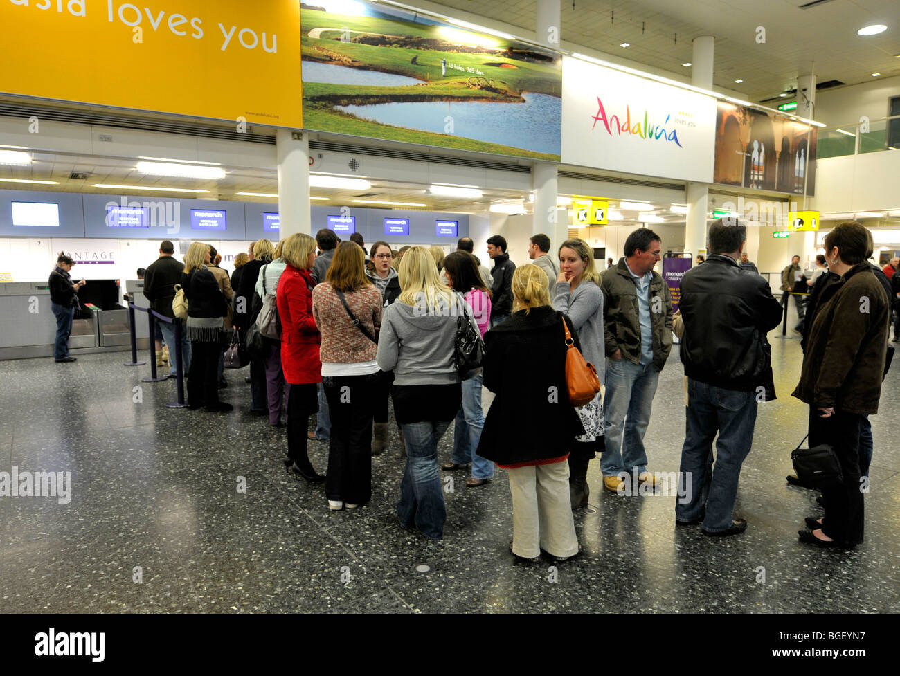 Check-in à l'aéroport de Gatwick, Londres, Angleterre, Royaume-Uni Banque D'Images