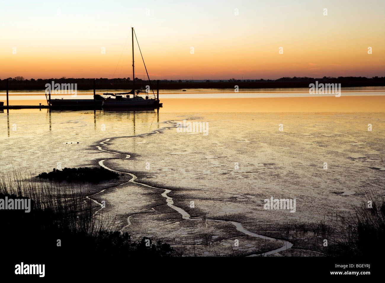 Voilier dans le coucher du soleil - Jekyll Island, Georgia USA Banque D'Images