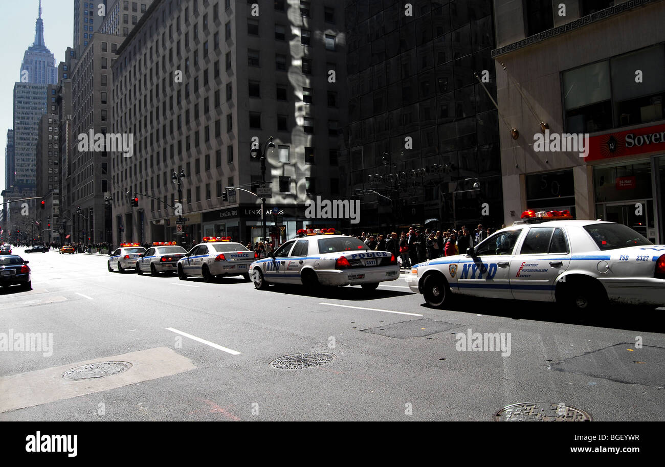 Les voitures de police alignées dans Manhattan. New York City, USA Banque D'Images