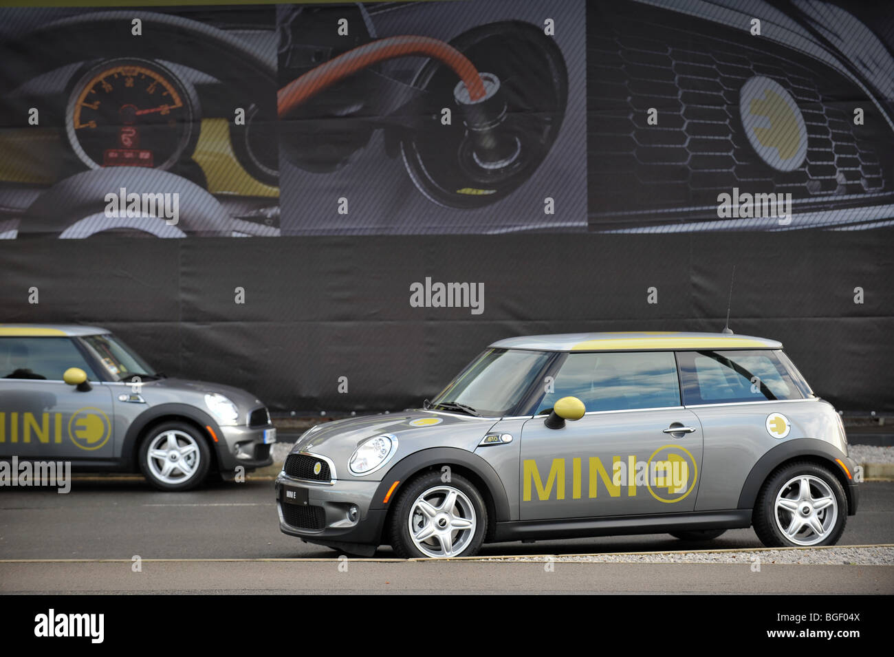 2 voitures Mini e à l'usine d'oxford Banque D'Images